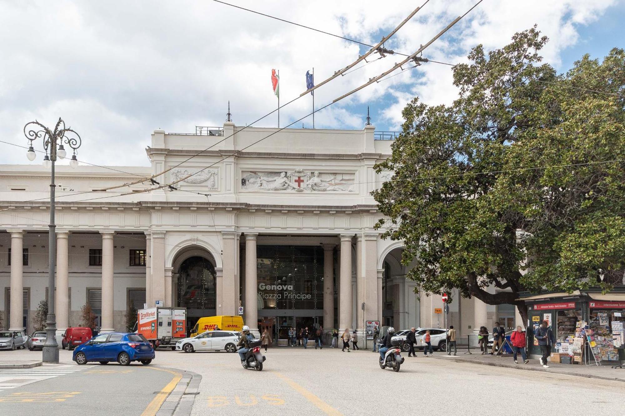 L'acquario Del Principe, Vicoli, Porto E Lanterna Genova